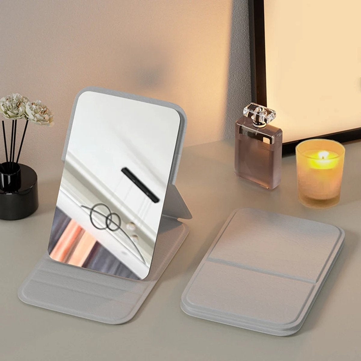 Boutique Meuble et décoration Miroir De Poche Pliant Et Ajustable En PU – Blanc Miroir De Poche Pliant Et Ajustable En PU – Blanc